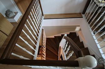 Дубовая лестница классический стиль
